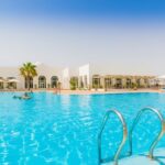 Situé à Djerba, à 2,7 km de la plage de Mezraia, l'Hotel Riad Meninx Djerba propose une piscine extérieure, un parking privé gratuit, un jardin et une terrasse. Il propose un service d'étage et un restaurant. Vous pourrez prendre un verre au bar. Parlant arabe, allemand, anglais et français, le personnel de la réception ouverte 24h/24 se fera un plaisir de vous aider à tout moment de la journée. Vous séjournerez à 2,8 km de la plage de Sidi Mahrez et à 3,7 km du club de golf de Djerba. L'aéroport international de Djerba-Zarzis, le plus proche, est implanté à 23 km.
