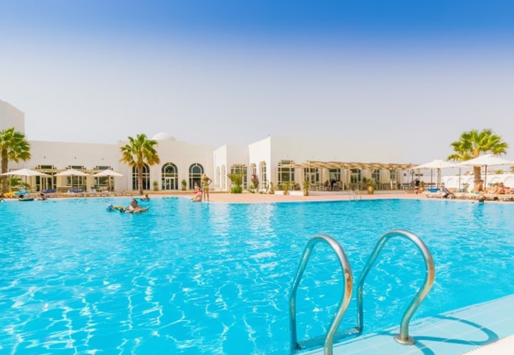Situé à Djerba, à 2,7 km de la plage de Mezraia, l'Hotel Riad Meninx Djerba propose une piscine extérieure, un parking privé gratuit, un jardin et une terrasse. Il propose un service d'étage et un restaurant. Vous pourrez prendre un verre au bar. Parlant arabe, allemand, anglais et français, le personnel de la réception ouverte 24h/24 se fera un plaisir de vous aider à tout moment de la journée. Vous séjournerez à 2,8 km de la plage de Sidi Mahrez et à 3,7 km du club de golf de Djerba. L'aéroport international de Djerba-Zarzis, le plus proche, est implanté à 23 km.