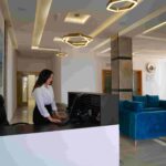 Hébergement Découvrez l'hôtel Djerba Inn : Hôtel De catégorie trois étoiles, neuf, tout fonctionnel, confortable et reposant. Son atout reste la convivialité et l'accueil du personnels. Emplacement de l'hôtel Djerba Inn : L'établissement situé au centre commercial de Midoun, deuxième ville de l'île de Djerba, à avenue Habib Bourguiba, Djerba Midoun. Il est à 30 min de l'aéroport international Djerba-Zarzis. Activités et loisirs de l'hôtel Djerba Inn : L'hôtel offre plusieurs activités aux alentour : Promenade guidée à dos de chameau et visite du Lagon Bleu, Parc d'exploration et ferme aux crocodiles, visite de Musées de 
