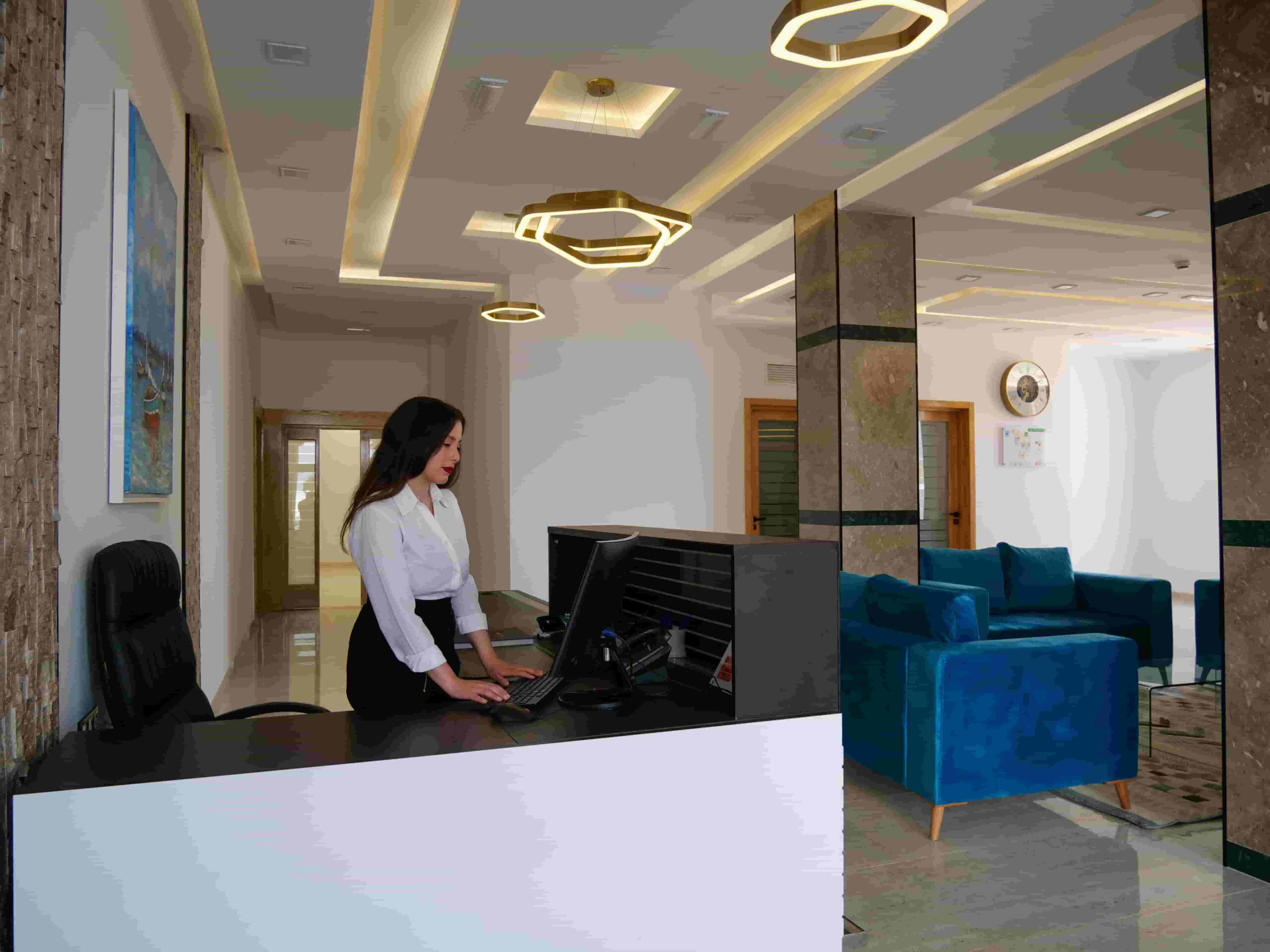 Hébergement Découvrez l'hôtel Djerba Inn : Hôtel De catégorie trois étoiles, neuf, tout fonctionnel, confortable et reposant. Son atout reste la convivialité et l'accueil du personnels. Emplacement de l'hôtel Djerba Inn : L'établissement situé au centre commercial de Midoun, deuxième ville de l'île de Djerba, à avenue Habib Bourguiba, Djerba Midoun. Il est à 30 min de l'aéroport international Djerba-Zarzis. Activités et loisirs de l'hôtel Djerba Inn : L'hôtel offre plusieurs activités aux alentour : Promenade guidée à dos de chameau et visite du Lagon Bleu, Parc d'exploration et ferme aux crocodiles, visite de Musées de "Lalla Hadria", Ballade en Mer, visite de l'ile des Flamant,... Chambres Chambre Single Chambre Triple Chambre Double