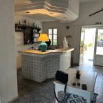 Bienvenue au Dar Ali Residence, un établissement de choix pour les voyageurs comme vous. Équipées d'une climatisation, les chambres de l'Hotel Dar Ali Residence offrent tout le confort dont vous avez besoin. Vous pourrez même rester connecté grâce au wi-fi gratuit. L'hôtel dispose de nombreux atouts, tels qu'une réception ouverte 24 heures sur 24, une chaises longues/chaises de plage et un parasols. La piscine et le salon contribueront à rendre votre séjour encore plus spécial. Si vous êtes véhiculé, sachez que l'Hotel Dar Ali Residence propose parking dans la rue.