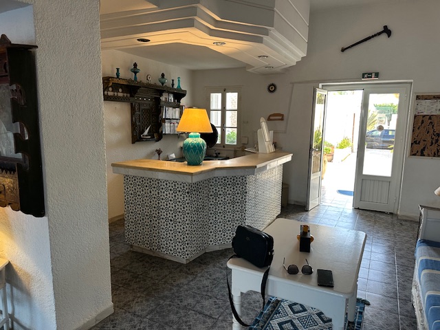 Bienvenue au Dar Ali Residence, un établissement de choix pour les voyageurs comme vous. Équipées d'une climatisation, les chambres de l'Hotel Dar Ali Residence offrent tout le confort dont vous avez besoin. Vous pourrez même rester connecté grâce au wi-fi gratuit. L'hôtel dispose de nombreux atouts, tels qu'une réception ouverte 24 heures sur 24, une chaises longues/chaises de plage et un parasols. La piscine et le salon contribueront à rendre votre séjour encore plus spécial. Si vous êtes véhiculé, sachez que l'Hotel Dar Ali Residence propose parking dans la rue.
