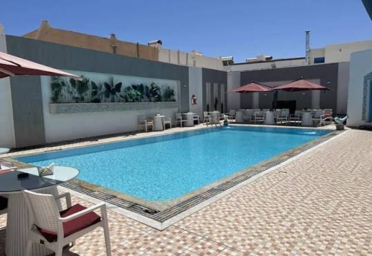 Situé en face d'une plage du golfe de Gabès, cet hôtel à l'ambiance décontractée se trouve à 2 km de la route C117 et du fort Ghazi Mustaph datant du XIIIe siècle. Les chambres de style décontracté disposent d'un accès Wi-Fi gratuit et d'une télévision. Les chambres de catégorie supérieure peuvent accueillir jusqu'à 4 personnes, tandis que les suites comprennent un coin salon. L'établissement possède un restaurant-bar convivial, une piscine extérieure dotée de chaises longues, une terrasse ombragée et un coin salon.